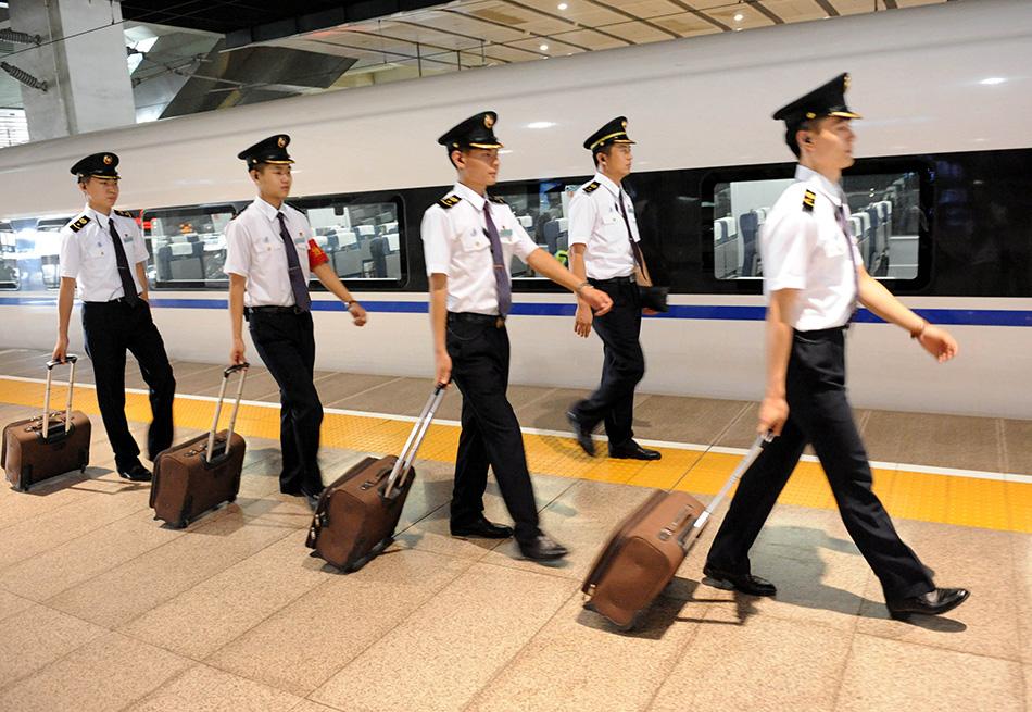 高铁专业男乘务员要求标准值