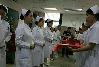 重庆卫生学校的男护士毕业后好不好就业