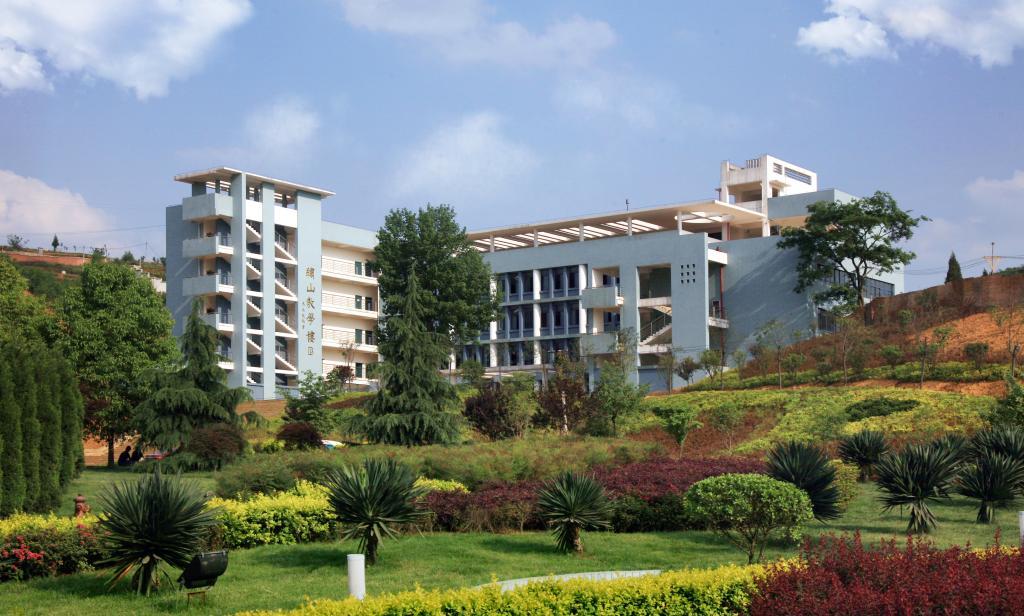 从事高铁乘务员的工资高不高?