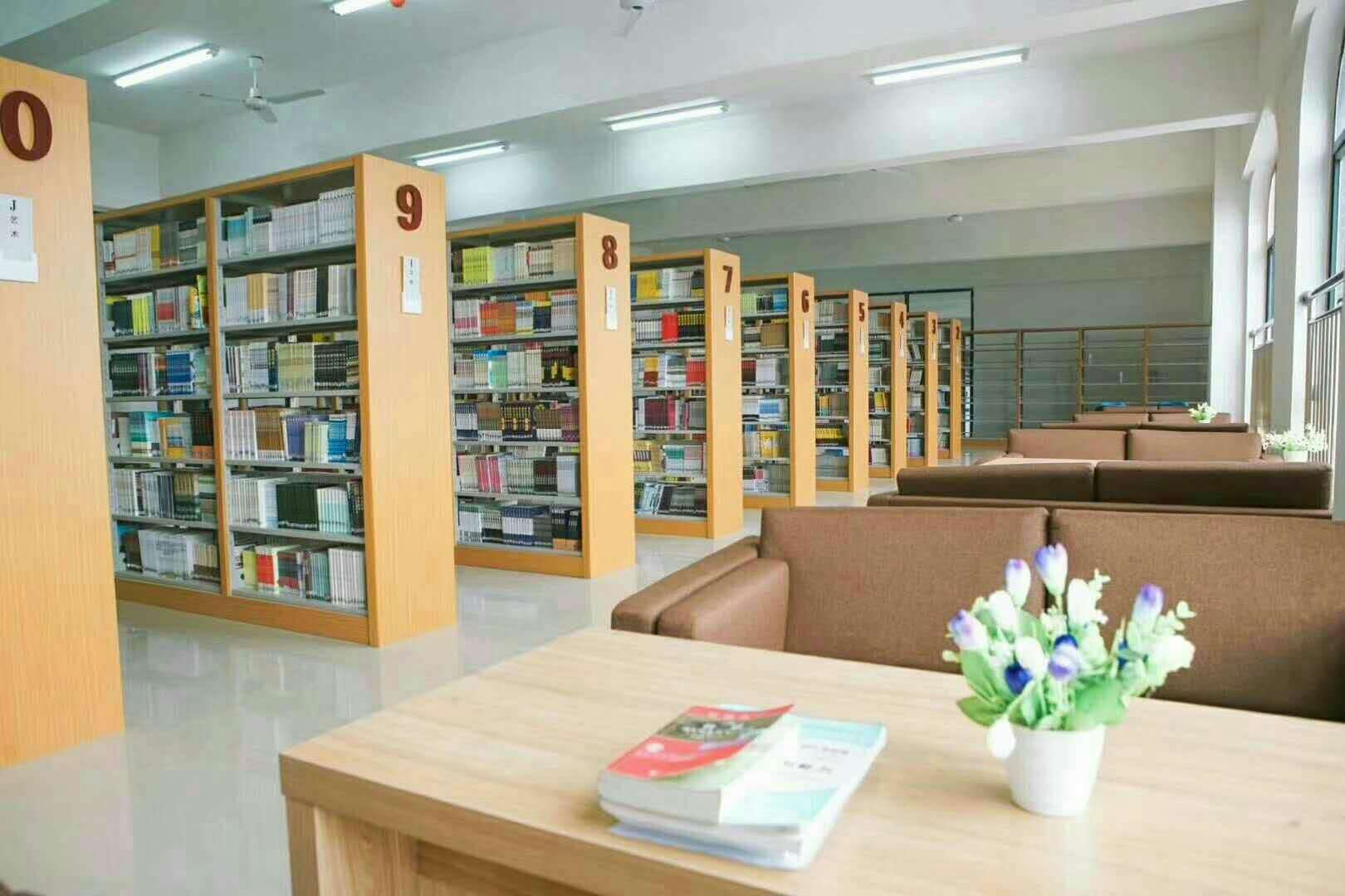 学校图书馆 学校图书馆