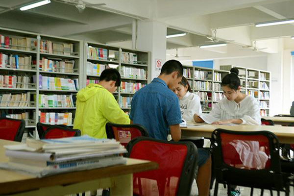 学校图书馆 学校图书馆