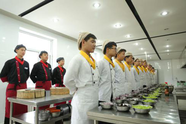 达州学生想来成都市财贸职高烹饪学校读书，该校招生有什么要求?