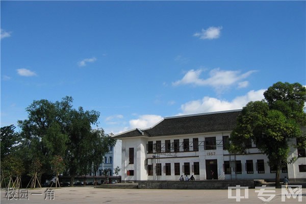 扶轮育才职业中学校校园一角